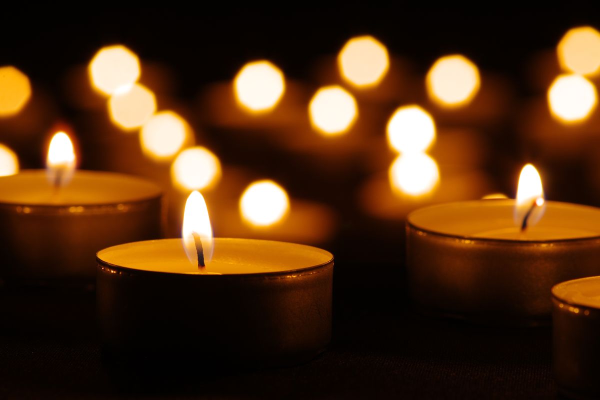 Many,Burning,Candles,With,Bokeh,Light,Background