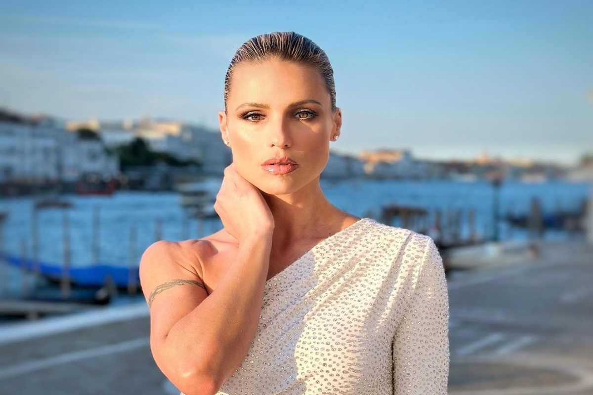 Michelle-Hunziker-in-posa