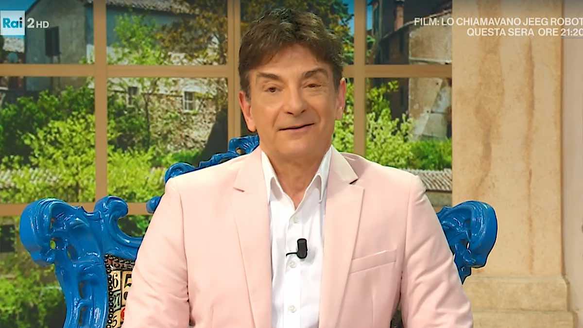 Foto_oroscopo_paolo_fox_giacca_rosa_rai2